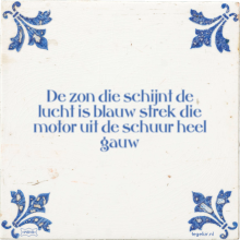 De zon die schijnt de lucht is blauw strek die motor uit de schuur heel gauw - 10 keer bekeken